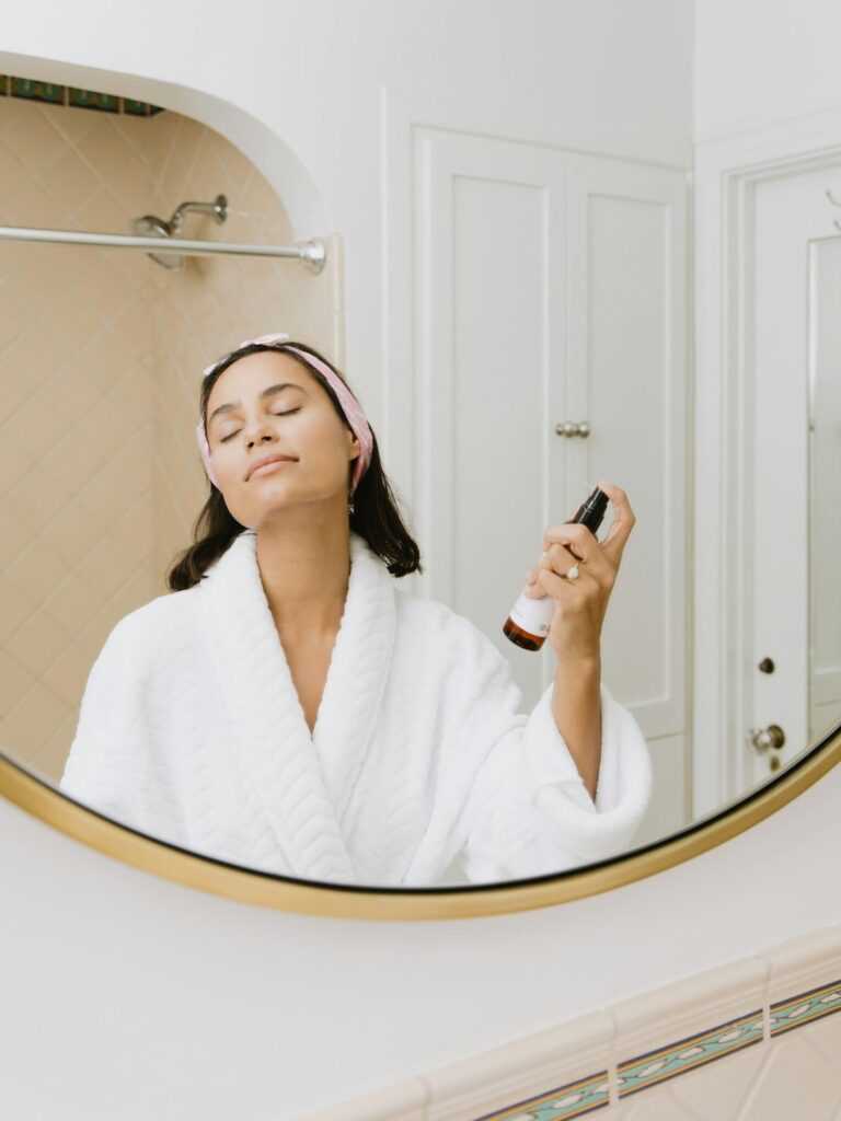 Les Bienfaits du Romarin pour les Cheveux : Stimule la pousse des cheveux → Le romarin active la circulation sanguine au niveau du cuir chevelu, ce qui favorise la croissance des cheveux. Lutte contre la chute des cheveux → Il renforce les follicules pileux, réduisant la perte des cheveux. Combat les pellicules → Grâce à ses propriétés antifongiques et antibactériennes, il aide à assainir le cuir chevelu. Apporte brillance et vitalité → Le romarin nourrit le cuir chevelu, donnant aux cheveux un aspect plus sain et brillant. Régule le sébum → Idéal pour les cheveux gras, il équilibre la production de sébum et garde le cuir chevelu propre plus longtemps. Retarde l’apparition des cheveux blancs → Certaines études traditionnelles montrent que le romarin peut aider à foncer les cheveux et ralentir le grisonnement
